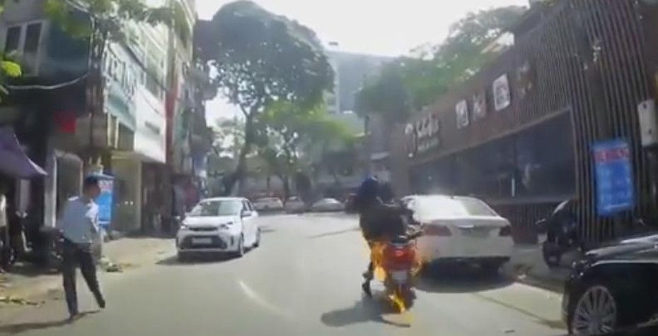 Hà Nội: Đang đi, xe Vespa của hai cô gái trẻ bốc cháy dữ dội