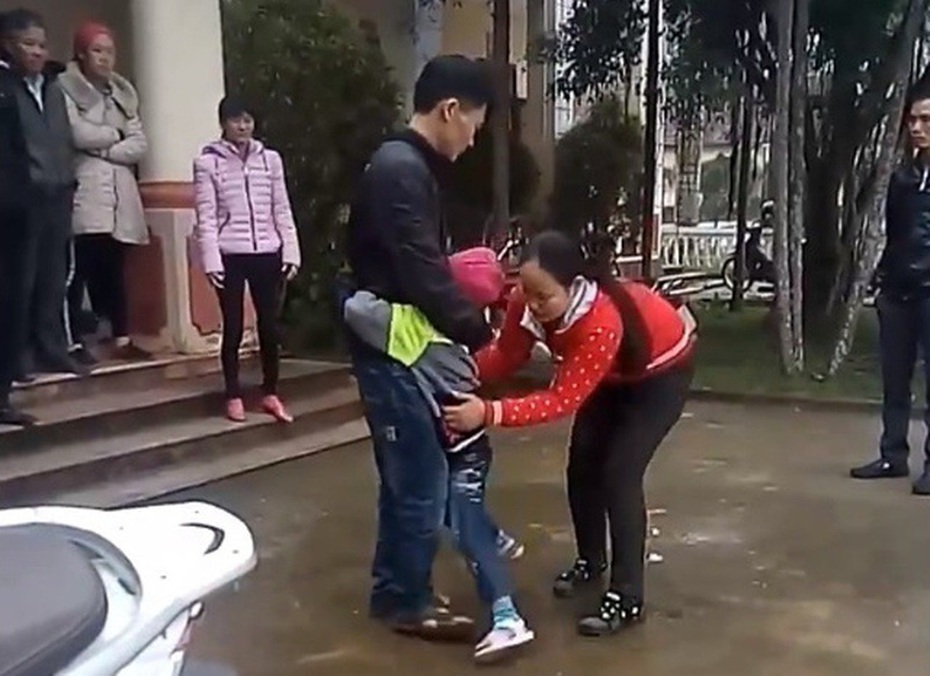 Đâu là sự thật vụ bé gái bám chặt bố, không theo mẹ