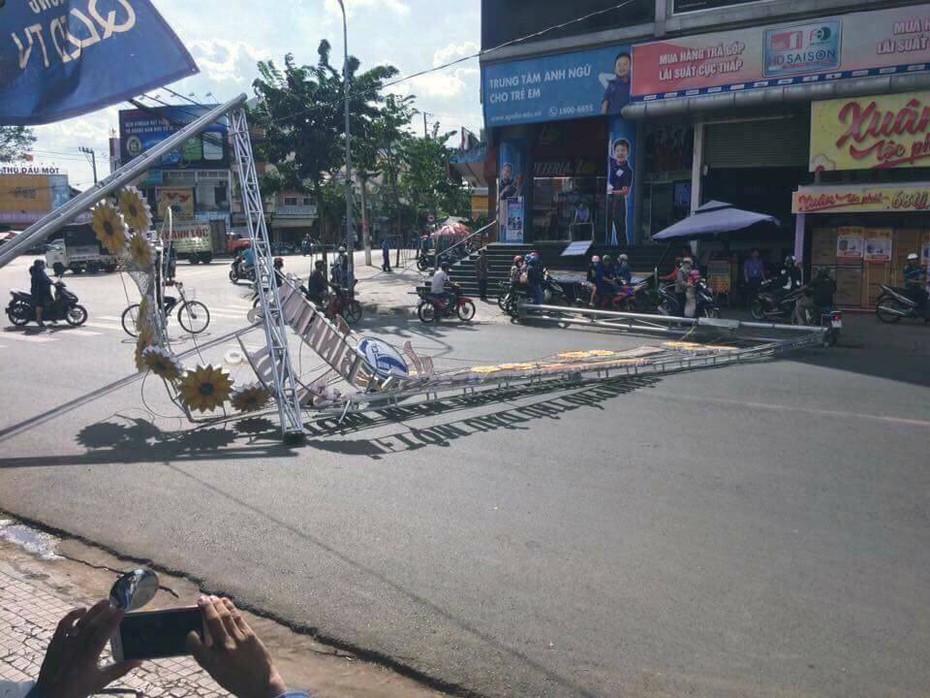 Bình Dương: Đèn hoa trang trí hàng tấn đổ sập