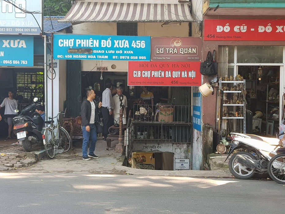 Phiên chợ đồ xưa giữa lòng thủ đô hiện đại