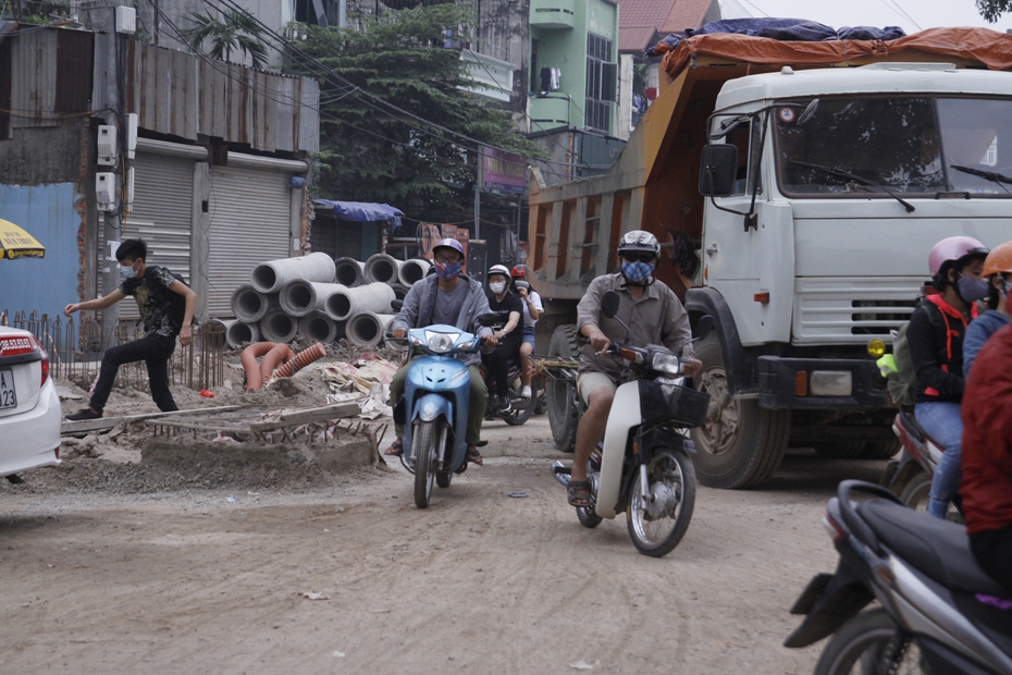 Chùm ảnh: Đường Phạm Văn Đồng ùn tắc, phương tiện giao thông lao vào khu vực thi công