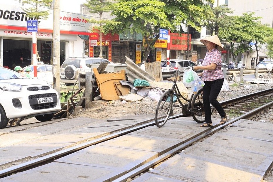 Nguy hiểm rình rập từ các ngã rẽ đường sắt trong thành phố