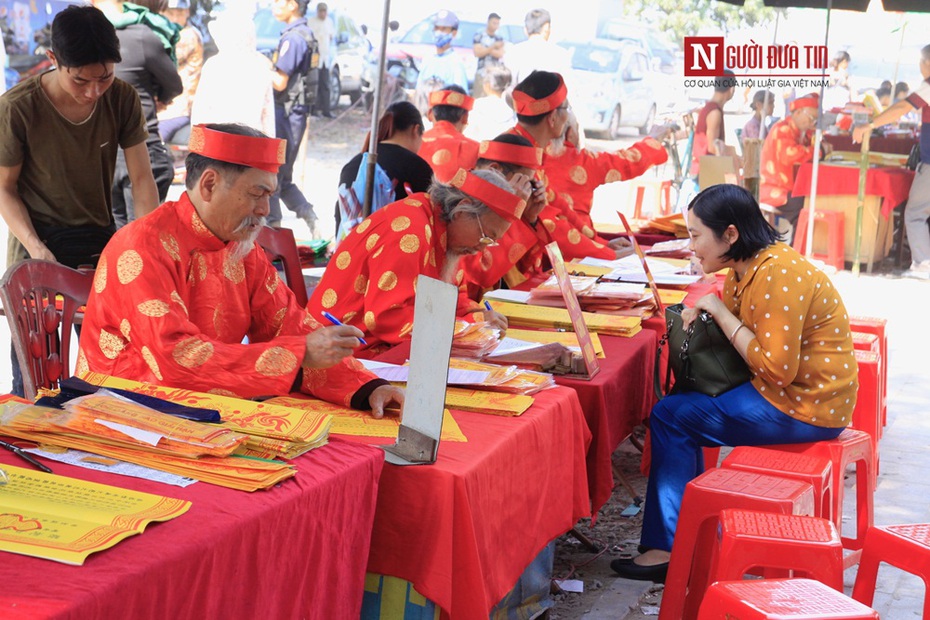 Dòng người chen chân dâng sớ giải hạn ở phủ Tây Hồ đầu năm