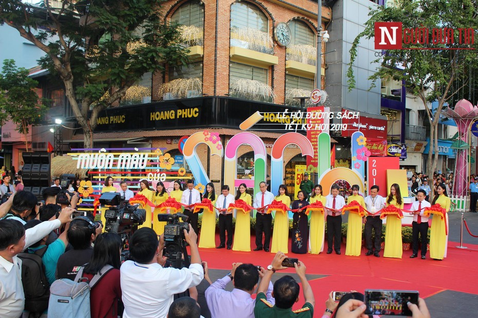 TP.HCM: Đồng loạt khai mạc lễ hội sách và đường hoa Tết Kỷ Hợi 2019