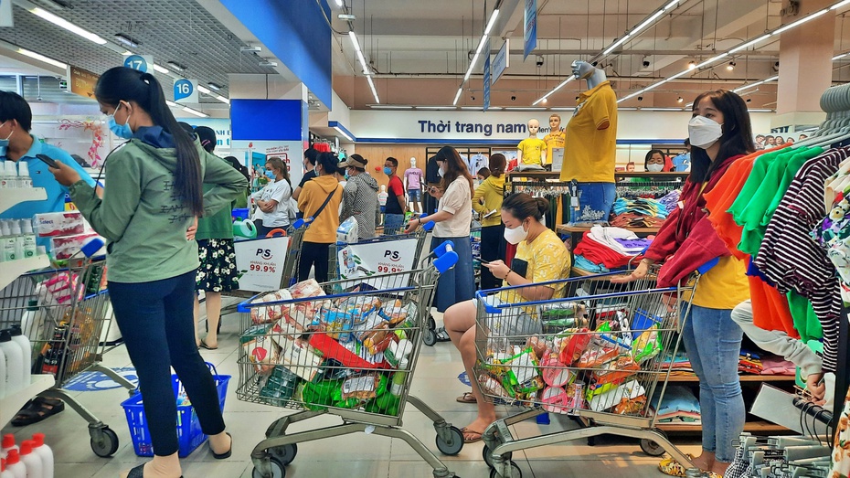 Siêu thị TP.HCM mở cửa đến nửa đêm, đảm bảo không thiếu hàng