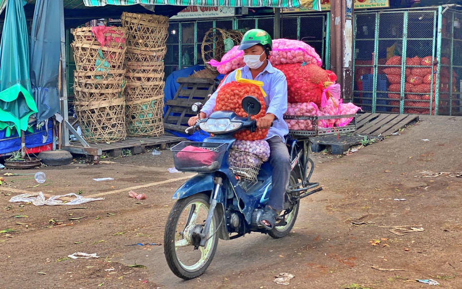 Từng bước mở lại chợ truyền thống, TP.HCM cùng lúc "giải nhiều bài toán"