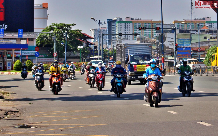 Vì sao đường phố Tp. Hồ Chí Minh đông đúc khi đang giãn cách xã hội?