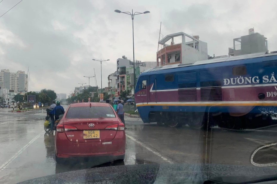 Làm rõ sự cố tàu hỏa về ga Sài Gòn dừng khẩn cấp vì gác chắn chưa đóng