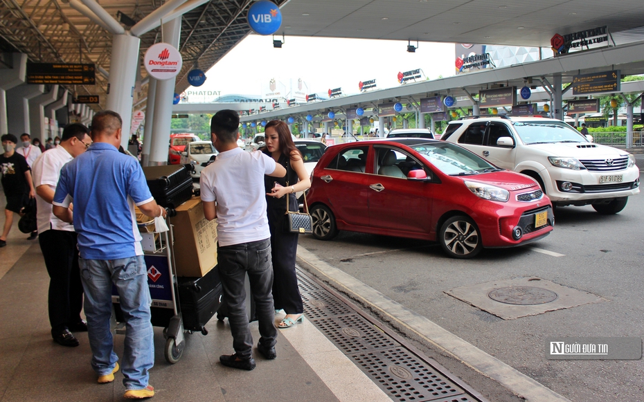 Sân bay Tân Sơn Nhất tăng phí taxi, hành khách ngán ngẩm khi bắt xe