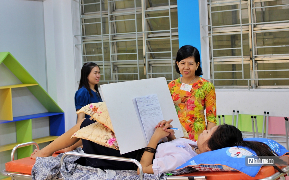 Thi lớp 10 tại Tp.HCM: Thí sinh phải nằm thi vì chấn thương cột sống