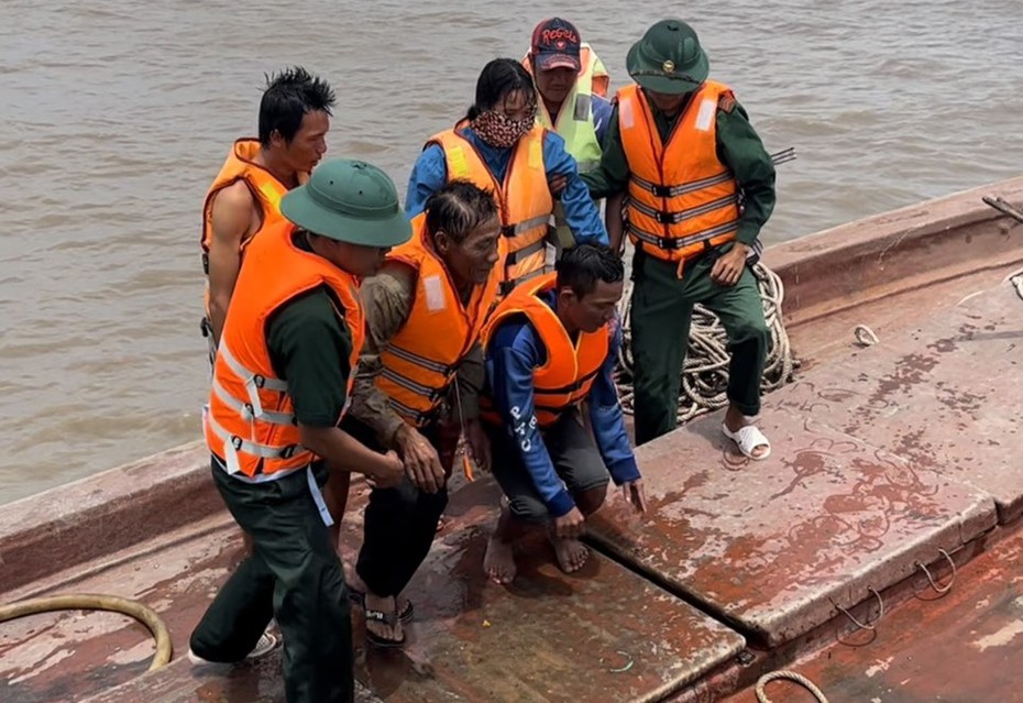 Kiên Giang: Bộ đội Biên phòng ứng cứu 4 nạn nhân đưa vào bờ an toàn