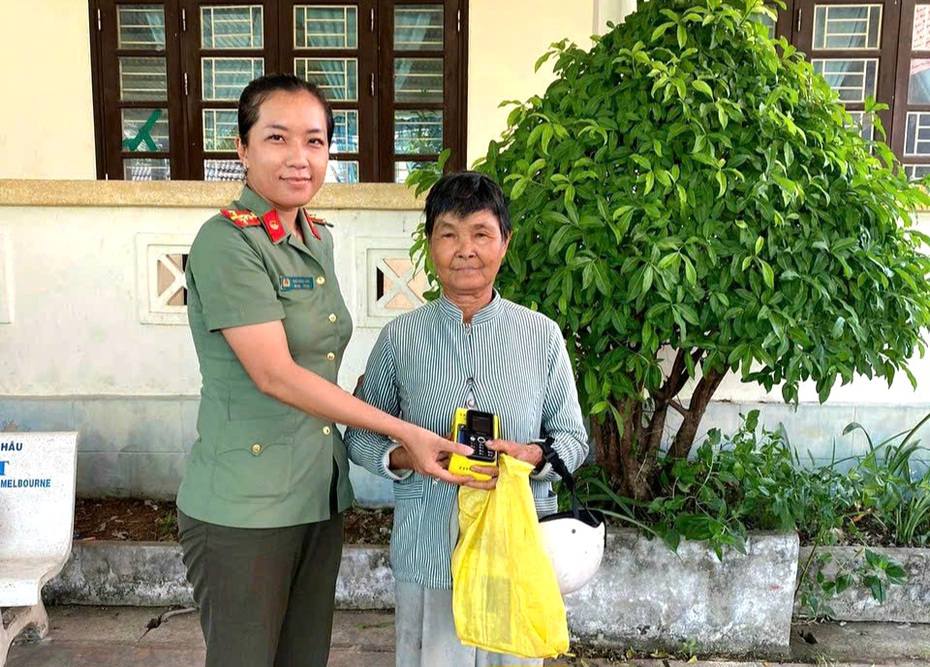 Kiên Giang: Nữ Đại úy Công an tận tình giúp đỡ cụ bà khó khăn