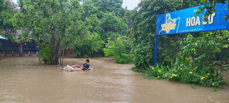 Phú Quốc sơ tán người già và trẻ nhỏ trong đêm vì mưa lũ