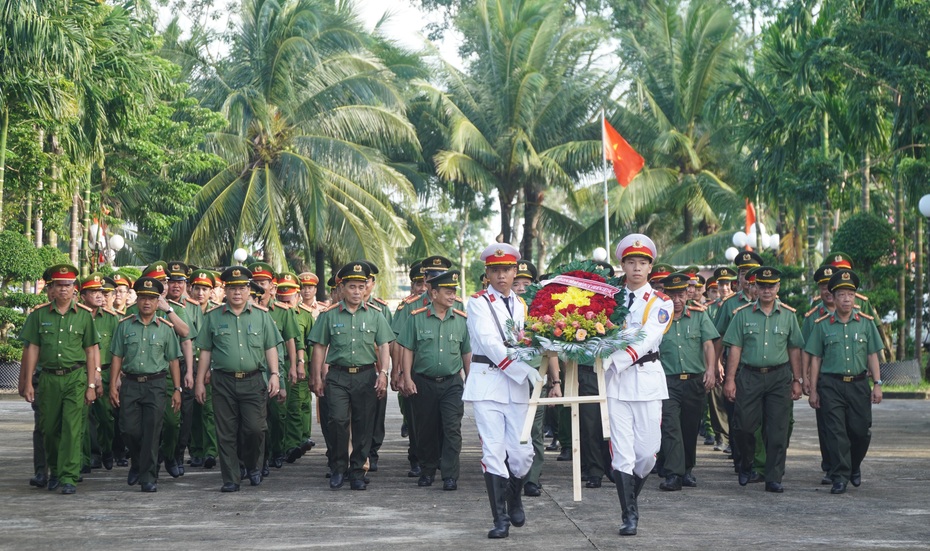 Công an Kiên Giang tổ chức lễ tri ân và tưởng nhớ các anh hùng liệt sĩ