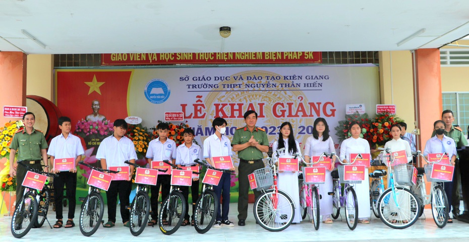 Giám đốc Công an tỉnh Kiên Giang trao quà cho học sinh khó khăn