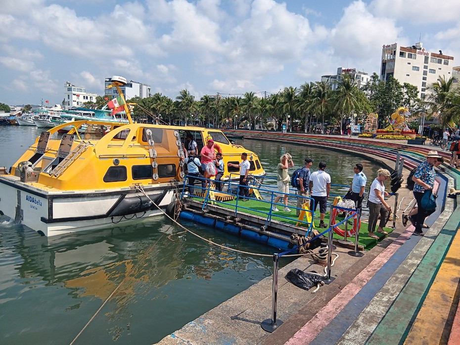 Phú Quốc đón gần 2000 du khách Châu Âu "xông đất" ngày 30 Tết