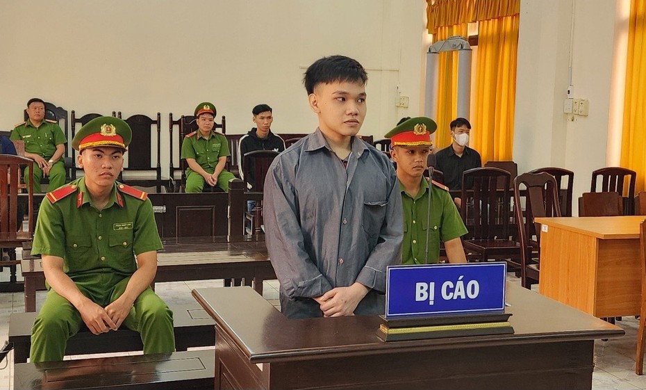 Kiên Giang: Lãnh 12 tháng tù vì xin súng về chụp ảnh khoe trên mạng