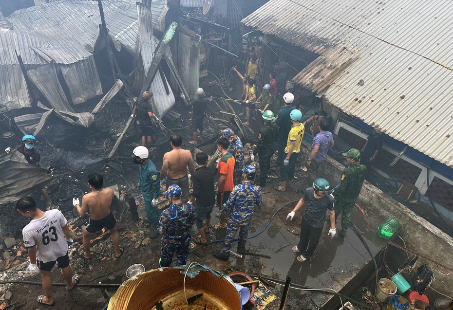 Kiên Giang: Cán bộ, chiến sĩ đồn biên phòng tích cực chữa cháy nhà dân