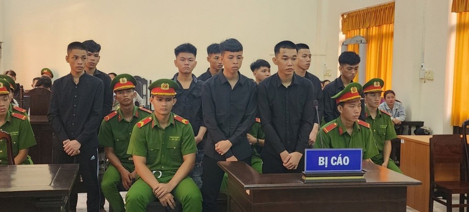 Hơn 40 năm tù cho nhóm thanh niên dùng hung khí chém người