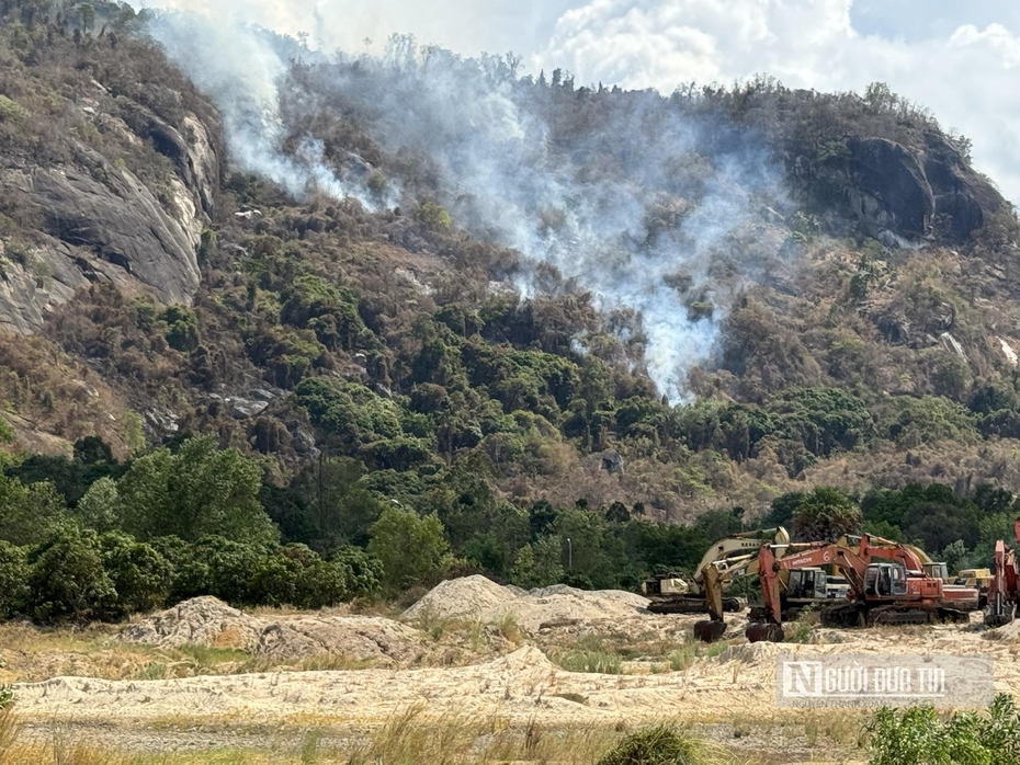 An Giang: Tiếp tục khống chế đám cháy trên núi Cô Tô