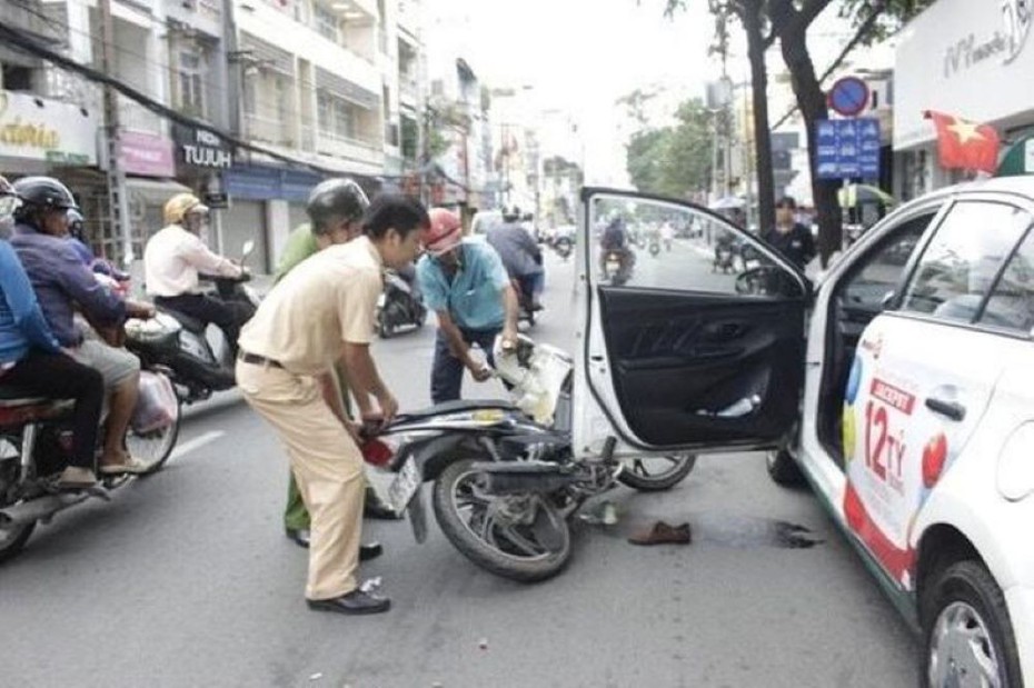 Gây tai nạn khi mở cửa xe không quan sát: Chủ xe hay người mở cửa chịu trách nhiệm?