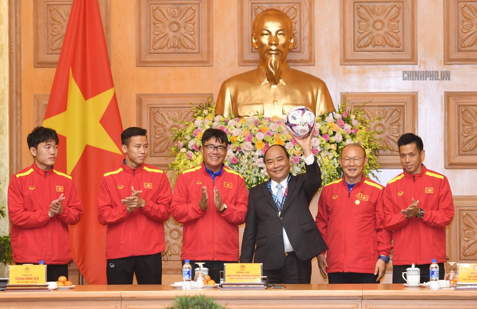 Thủ tướng tặng bằng khen, huân chương lao động cho các cầu thủ đội tuyển bóng đá Việt Nam