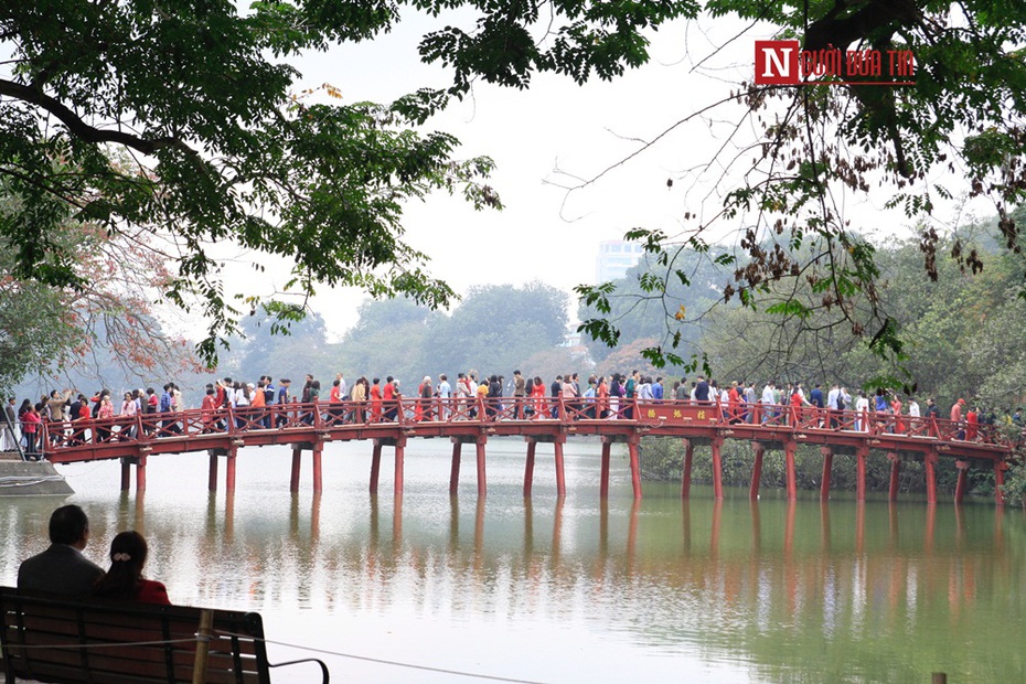 Chùm ảnh: Đền Ngọc Sơn, chùa Trấn Quốc... tấp nập người dân đi lễ đầu năm