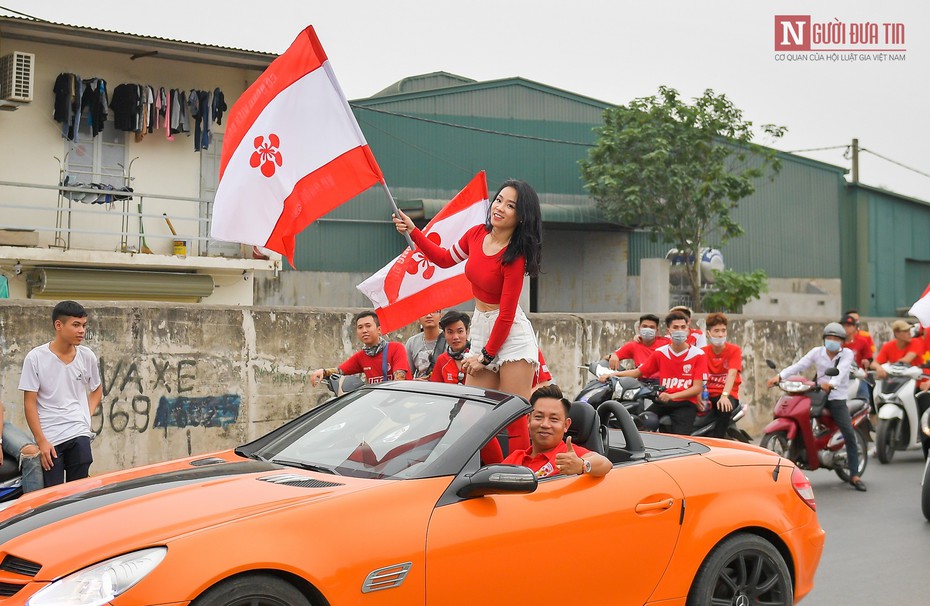 Hàng nghìn CĐV Hải Phòng "không lòng vòng", diễu hành làm náo loạn đường phố Hà Nội