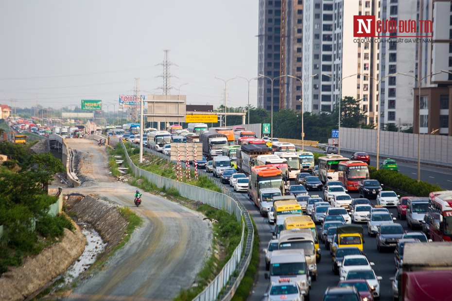 Hàng nghìn ô tô ken đặc, nhích từng mét tiến vào trung tâm Hà Nội sau nghỉ lễ 30/4 - 1/4