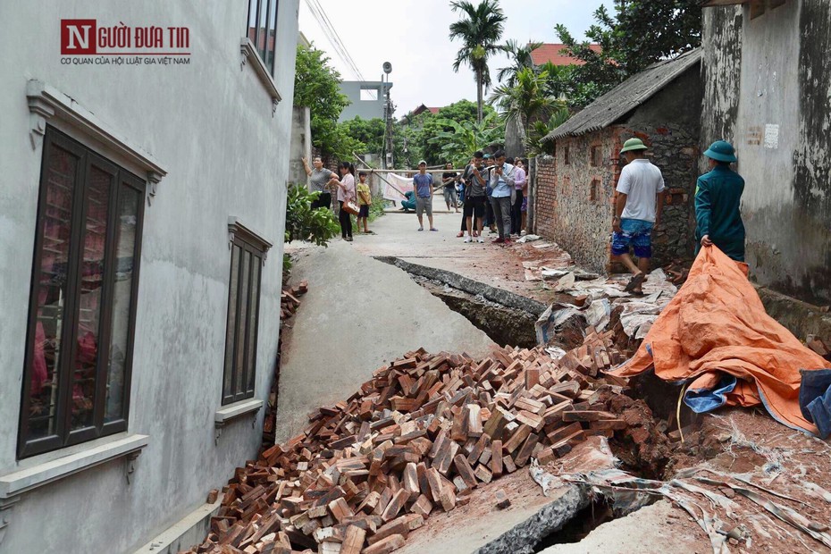 Hà Nội: "Hố tử thần" nuốt gọn nhà dân