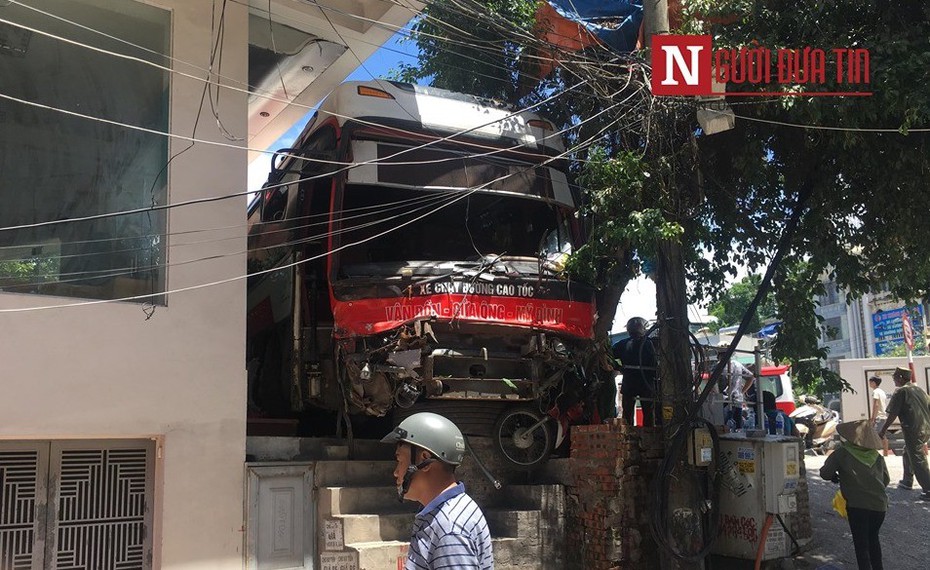 Hiện trường thảm khốc vụ tai nạn ở Quảng Ninh: Xe khách nát đầu, người bị thương nằm la liệt