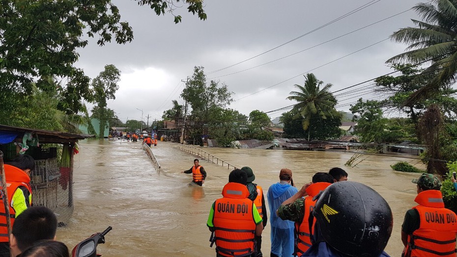 Đảo ngọc Phú Quốc mưa lớn dồn dập, nhiều nơi chìm trong bể nước mênh mông