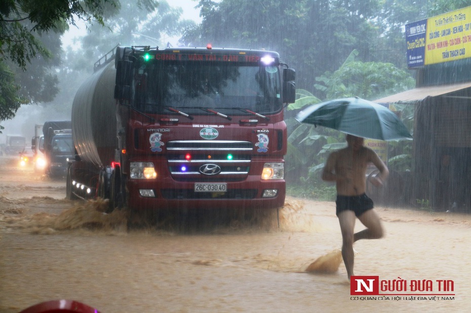 Mưa lớn khiến đường Hồ Chí Minh biến thành sông, ô tô rẽ sóng lướt ầm ầm