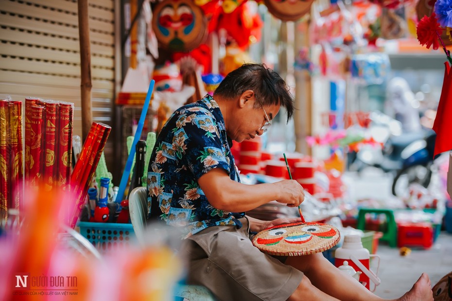 Hàng "made in Việt Nam" tìm lại thời oanh liệt trên phố Trung thu Hà Nội