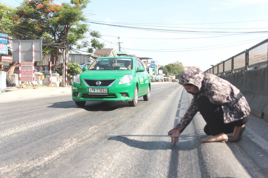 Quốc lộ nghìn tỷ vá víu chằng chịt, hằn lún vệt "luống khoai"