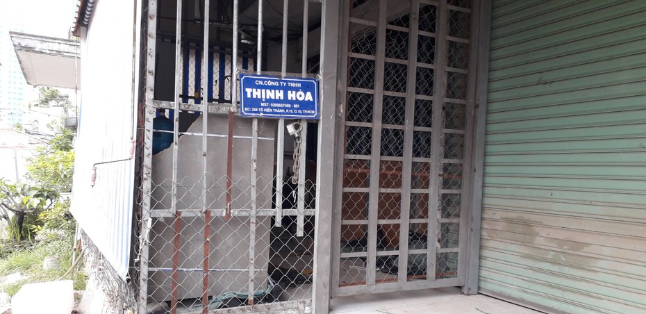 Công ty nhập container quần áo Trung Quốc "đội lốt" hàng Việt "cửa đóng then cài" sau khi bị bắt giữ