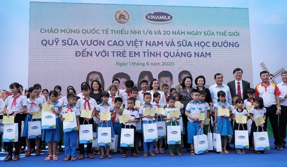 34.000 trẻ em Quảng Nam đón nhận niềm vui uống sữa từ Vinamilk trong ngày 1/6