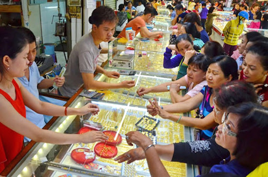 Giá vàng "sốt siêu vi" – mua vào có lợi hay chăng?