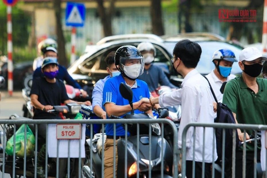 Những khoảnh khắc xúc động trong buổi thi THPT đầu tiên