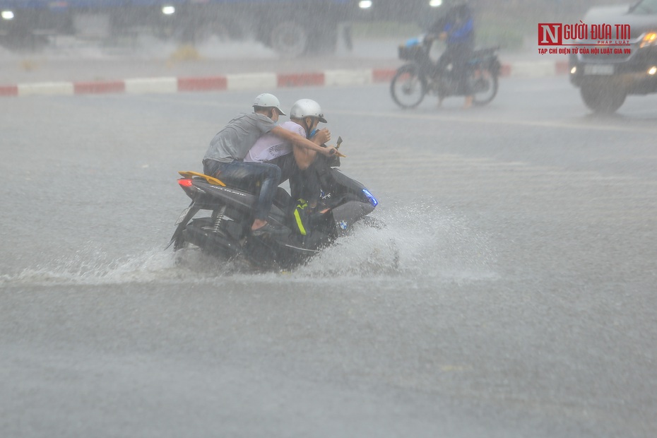 Nhiều tuyến đường Hà Nội ngập nặng sau trận mưa lớn