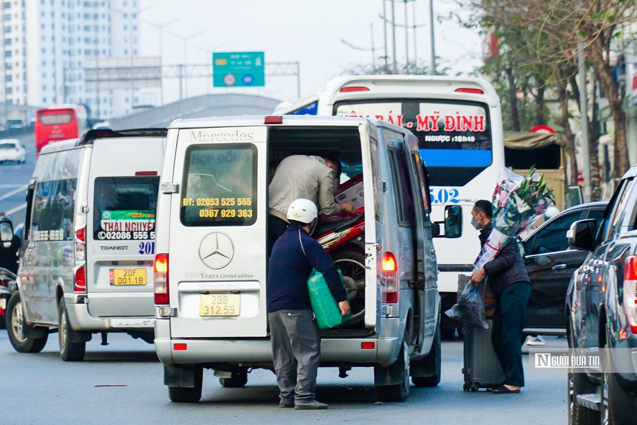 Xe dù bến cóc “diễn xiếc” trên đường phố Thủ đô