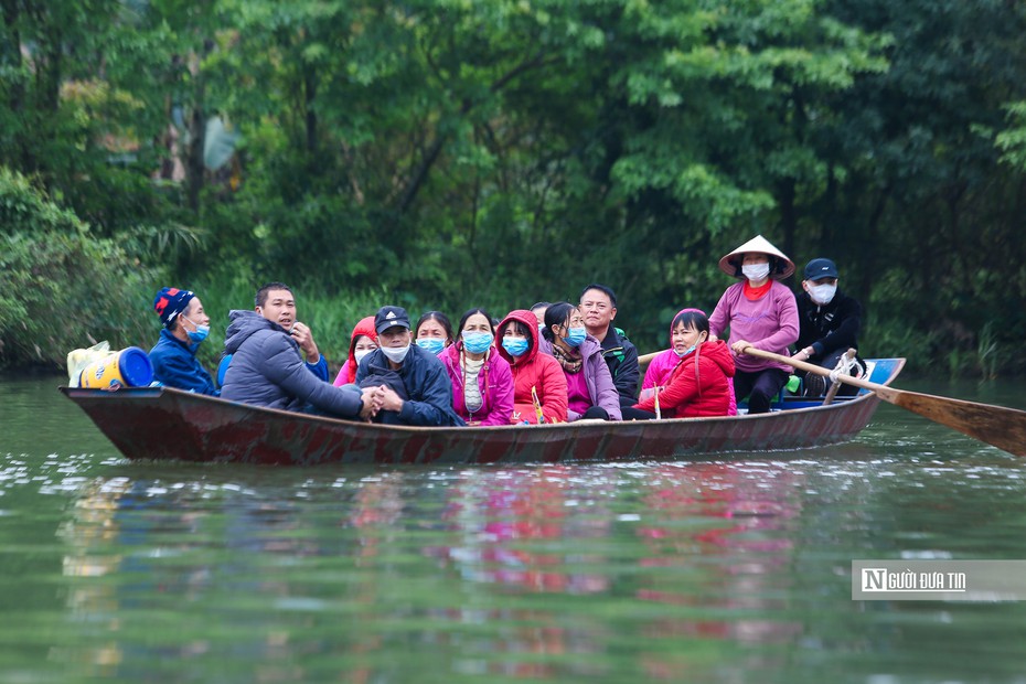 Dòng người đổ về chùa Hương vãn cảnh đầu năm