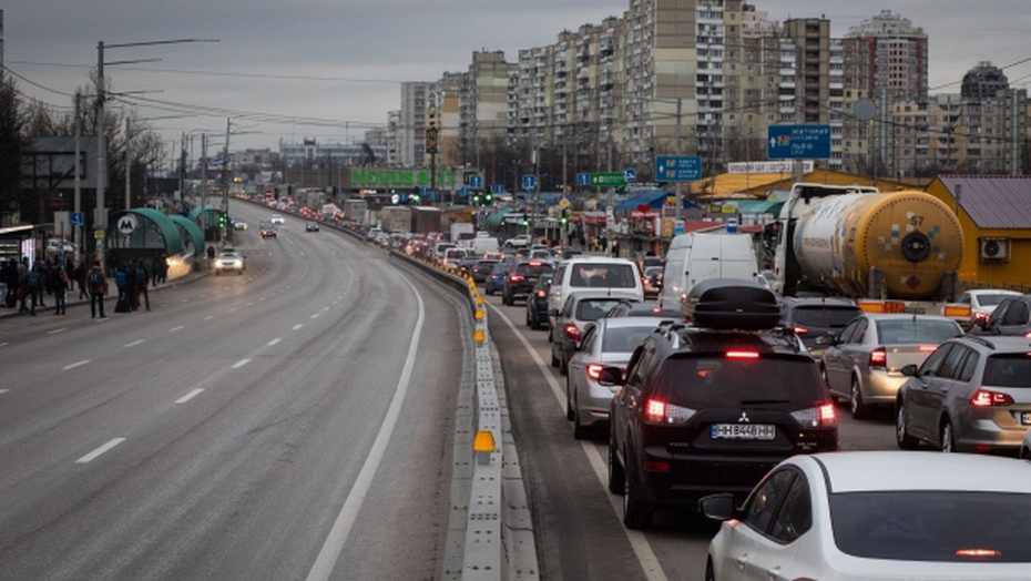 Người dân Ukraine trú ẩn trong ga tàu điện ngầm, doanh nghiệp đóng cửa