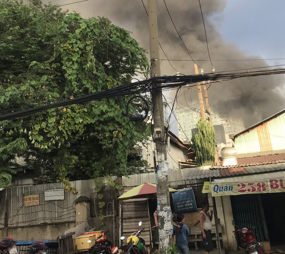 TP. Hồ Chí Minh cháy lớn công ty sản xuất loa máy Vũ Hải