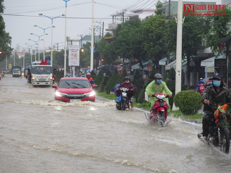 Khánh Hòa: Mưa lớn gây ngập nhiều nơi, phương tiện đi lại khó khăn