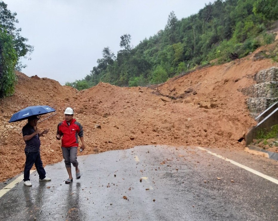 Khánh Hòa: Mưa lớn kéo dài, đèo Khánh Lê bị sạt lở