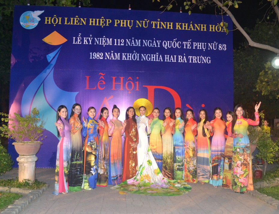 Người dân phố biển Nha Trang mãn nhãn với màn trình diễn 300 bộ áo dài