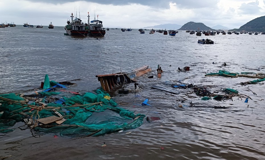 Tính đến 6h sáng 1/4, Khánh Hòa có 27 chiếc thuyền bị sóng đánh chìm