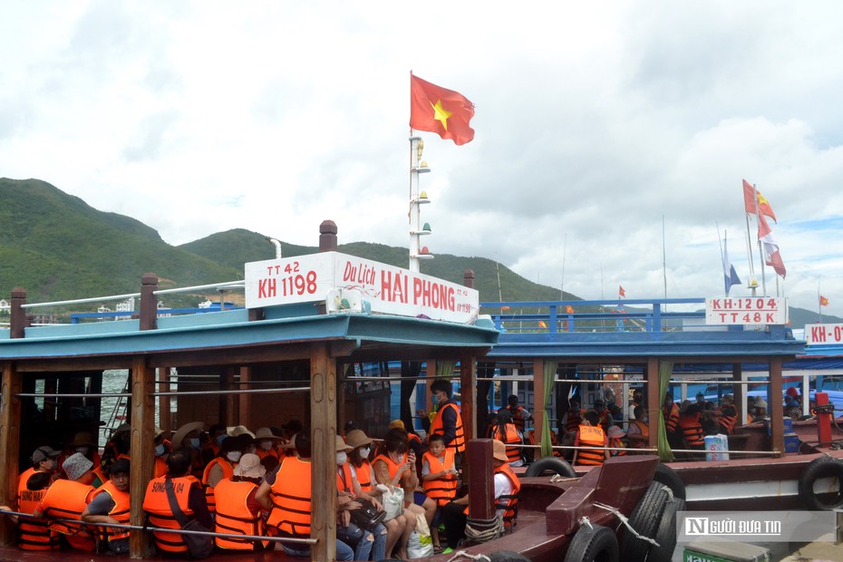 Khánh Hòa: Hàng ngàn du khách đổ về Nha Trang tham quan biển đảo