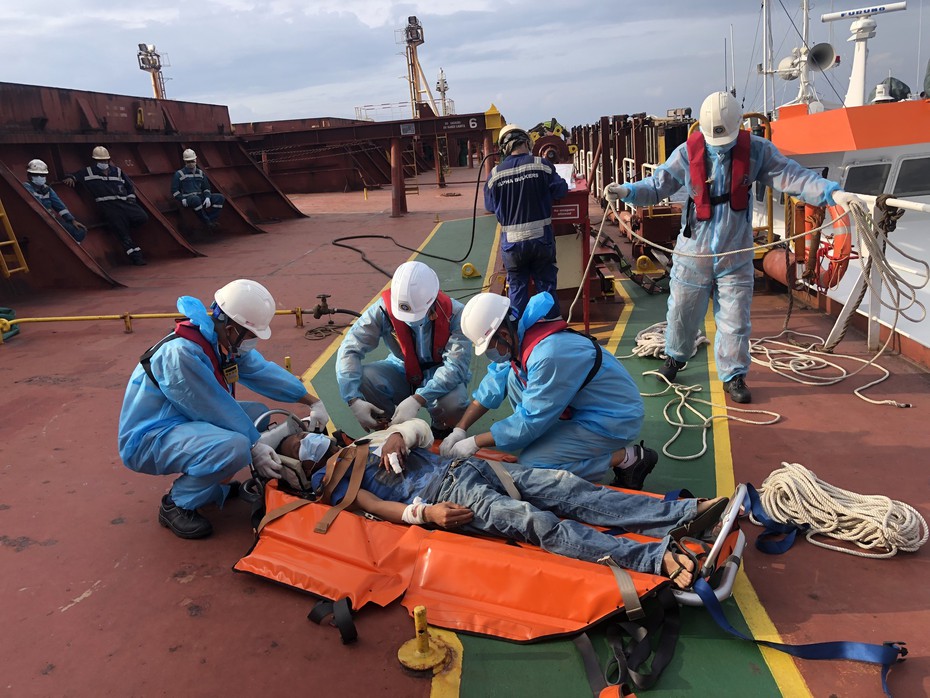 Cứu nạn 2 thuyền viên nước ngoài bị đa chấn thương do tai nạn lao động